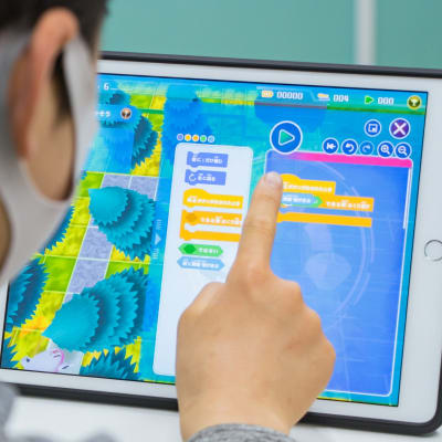 タブレットを使用し、ゲーム感覚でプログラミングを学習することが出来ます。