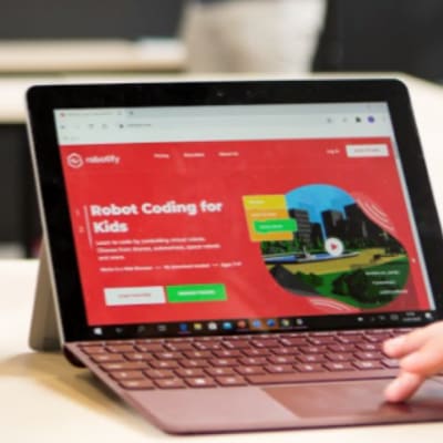 ブロックプログラミングクラスでは、バーチャルロボット教材「ロボティファイ」を使って学びます。