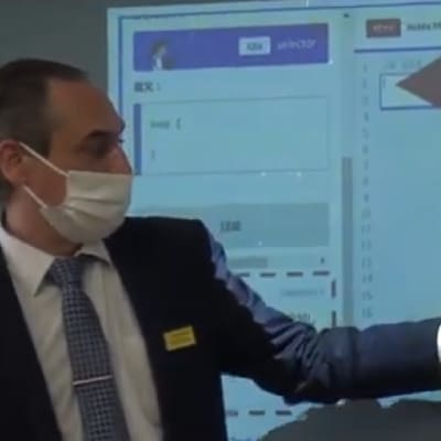 コードプログラミングクラスの教材「BSD Education」を使用したカリキュラムは、ユニバーサルキッズキャンプ教室のほか、学校での出張授業を実施しています。