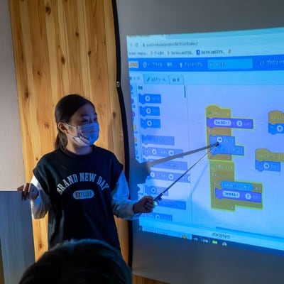 本格的なプレゼンテーション！伝え方だけでなく、「相手の話を聞く姿勢」も養います。