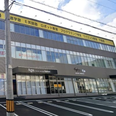 県道2号線沿い、バス停「保健センター前」すぐ。