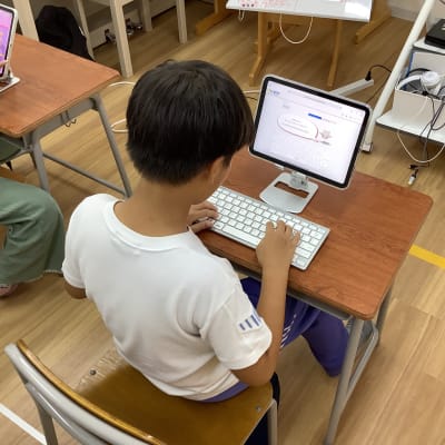 HALLOは授業のはじめにタイピングをする時間を設けています。タイピングはプログラミングをする上での基礎的なスキルであるため、繰り返し練習して定着を目指します。