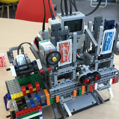 生徒による自由制作（自動販売機）