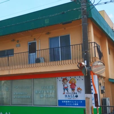 HALLOの看板を目印にお越しください。お庭の横に入口があります。