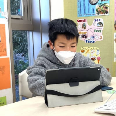 オンラインの先生とレッスン中♪分からないところはいつでも聞くことができます。