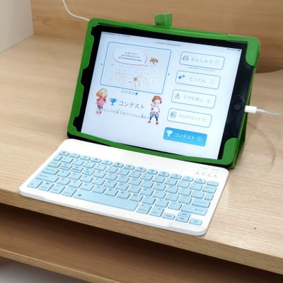 はじめてのタイピングも、「ホームポジション(f とj)」から丁寧に学べるから安心。正しい姿勢や指使いでおぼえることができます。