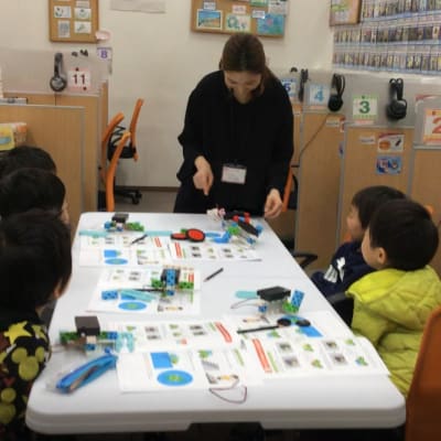 パズルとロボットのレッスンは友達同士で楽しく学びます。