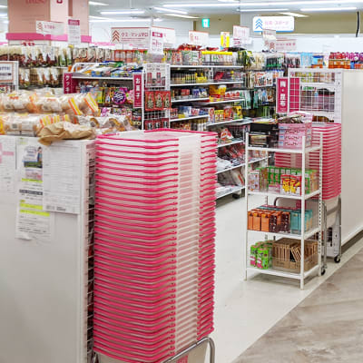 目の前がダイソーさんです。