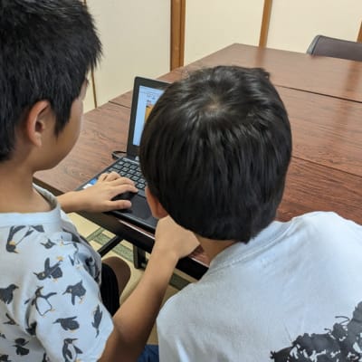 隣の子のプログラミング作品に興味津々