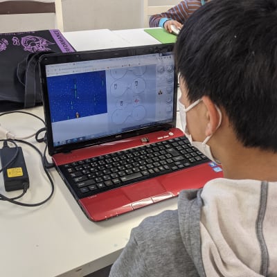 メディアデザインコース：グラフィックツールでのイラスト 制作や、ポスター制作 など、IT によるデザインを学びます。