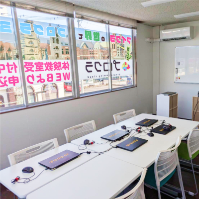 大きい方の教室です。現在最大６人で授業を行っております。