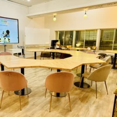 まるでカフェのような、暖かくて明るい雰囲気の教室です。