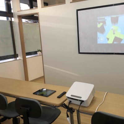 プロジェクターも使用して授業を行っています。