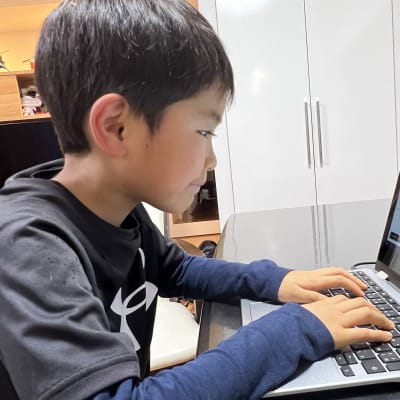 レッスンを受講する男の子