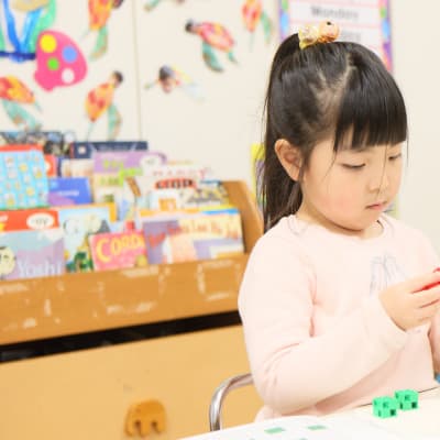 ブロックパズルに取り組むことで、指先の発達を促します