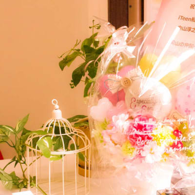 開校祝いのお花。ウェディングフォト風。