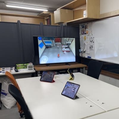 そろばん教室の隣にﾌﾟﾛｸﾞﾗﾐﾝｸﾞ教室があります。 iPadのレンタルもご相談ください。