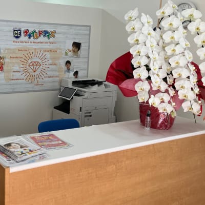 受付でお子さまをお出迎えします！保護者様がお待ちいただけるスペースもございます！