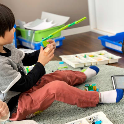 授業風景（作った作品で遊ぶ生徒さん）