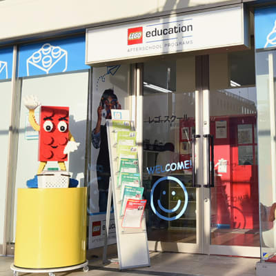 ポップなカラーの外観