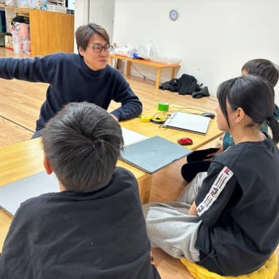 講師から課題説明中。