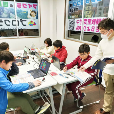 中級コースの授業の様子です。テキストを読んで主体的に取り組む力を身に着けます。