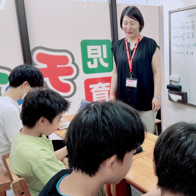 中学生も通ってくれています。python言語を直接入力し、プログラムを組んだりしています。