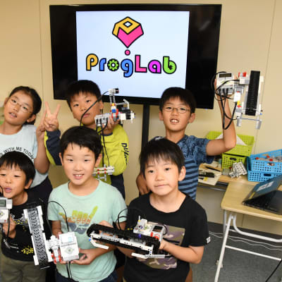 お子様の個性を大切に伸ばすため、授業では一人1台のロボットを使って基礎を身に付けます（撮影：2019年10月）