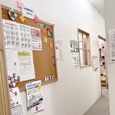 廊下の様子です。全部で4教室あり、HALLOとチャイルド・アイズ(幼児教室)の授業が別教室で同時に行われています。