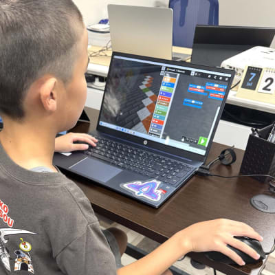 授業の様子　試行錯誤してプログラミング！