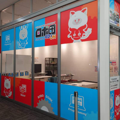 外からも授業の様子を見ることができます。