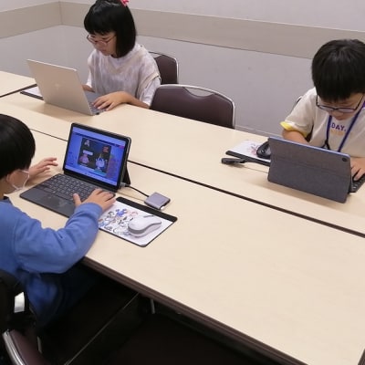 パソコン、タブレットは一人一台用意しています