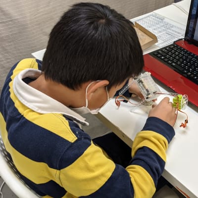 授業の様子：ロボット組み立て中