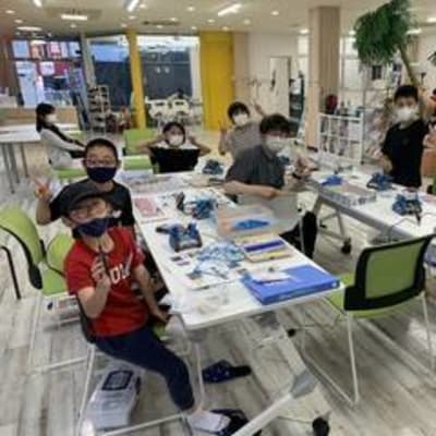 明るくて広々とした教室です。保護者の方のイスやテーブルも完備！