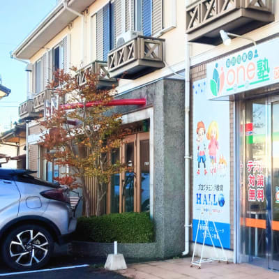 建物向かって　イヴァン・フォーヘアーズさんの右隣です