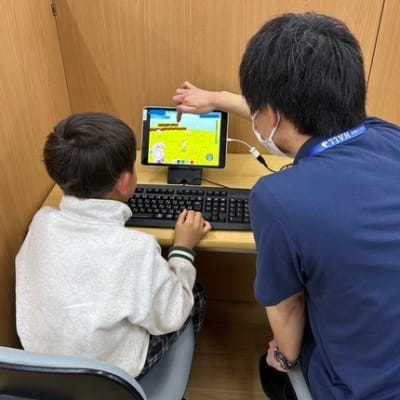 初めてのプログラミングにも挑戦！きれいな3Dの世界が広がって生徒さんは興味津々です。