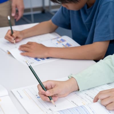 作品イメージを整理して企画書にまとめ、文章構成力や発想力を伸ばします