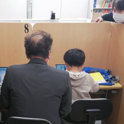 コーチ1名に生徒3名までです。基本は週1のスクーリングと自宅学習の積み重ねになります。