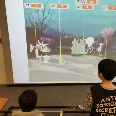 割り箸で作った釣り竿でデジタル魚釣り。