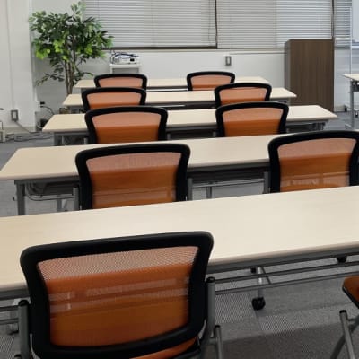 南側の窓から日差しが差し込む、広々とした教室です！