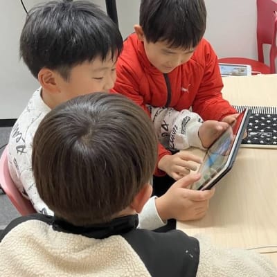 クリエイト作品を見せ合っています