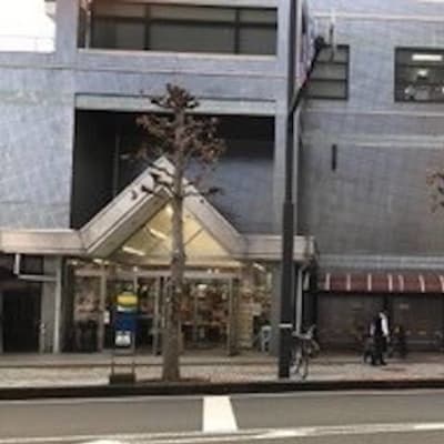 入口は右側をご利用ください。１Fはスーパー、２Fは１００円ショップがあり、お買い物にも便利！駐車場はビル共同の駐車場をご利用ください。