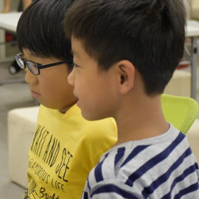 グループで、お互いに意見を出し合い切磋琢磨の授業