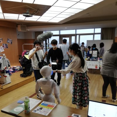 イベントで取材を受けるPepper