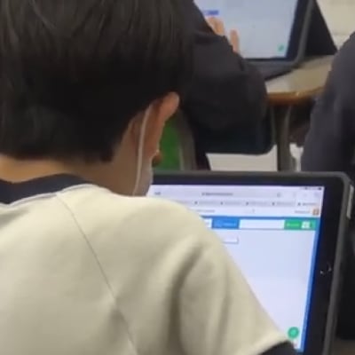 コードプログラミングクラスの教材「BSD Education」を使用したカリキュラムは、ユニバーサルキッズキャンプ教室のほか、学校での出張授業を実施しています。