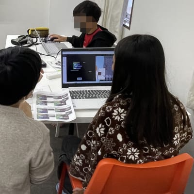 【初級１コース】プログラムを先生と一緒にチェック！十人十色のプログラムからヒントだけ与え、子どもにひらめいた時の感動と自分で答えを導けた達成感を与えます！