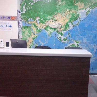 すぐカウンターがあるので、お出迎えいたします。