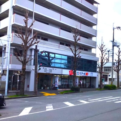 エキスポロード沿いにある茨木警察春日丘交番の隣です。少し進むとスーパーマルヤスがあり、そちらを目印にしてもらうと分かりやすいです！