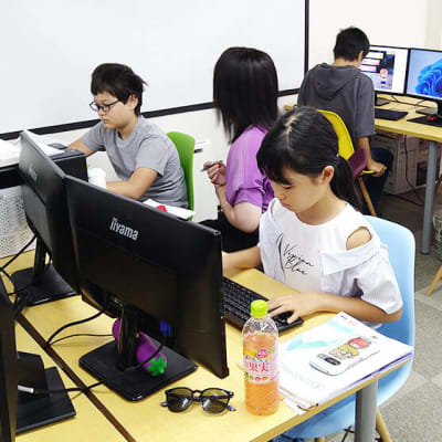 Scratch用6台、Unity用3台、個別ブース4台のPCを設置。全台Windows11＆デュアルディスプレイで快適に学習できます。