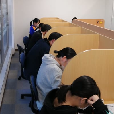 こちらは自習スペース。プログラミング教育 HALLOの生徒も自習ブースは使えます！